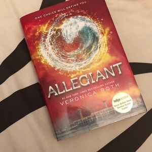 ALLEGIANT- Veronica Roth hard cover (divergent)